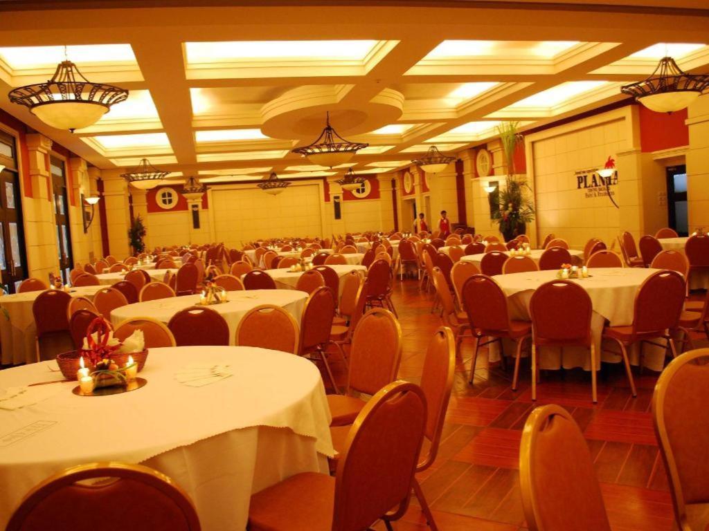 Planta Centro Bacolod Hotel & Residences Екстер'єр фото