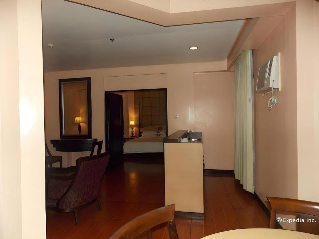 Planta Centro Bacolod Hotel & Residences Екстер'єр фото