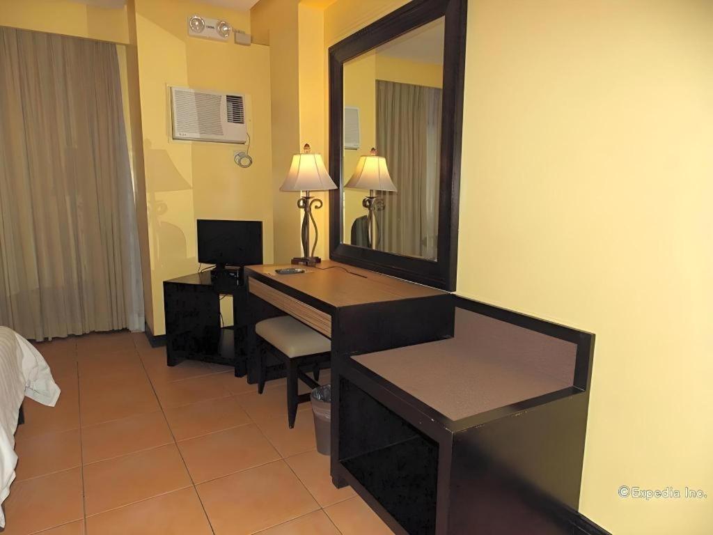 Planta Centro Bacolod Hotel & Residences Екстер'єр фото
