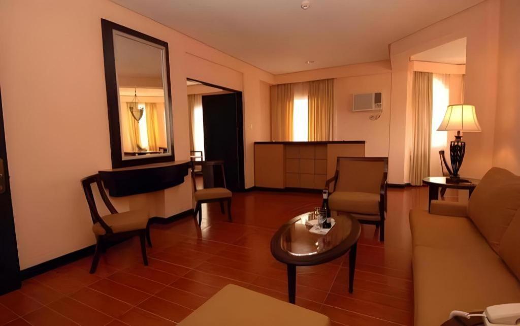 Planta Centro Bacolod Hotel & Residences Екстер'єр фото