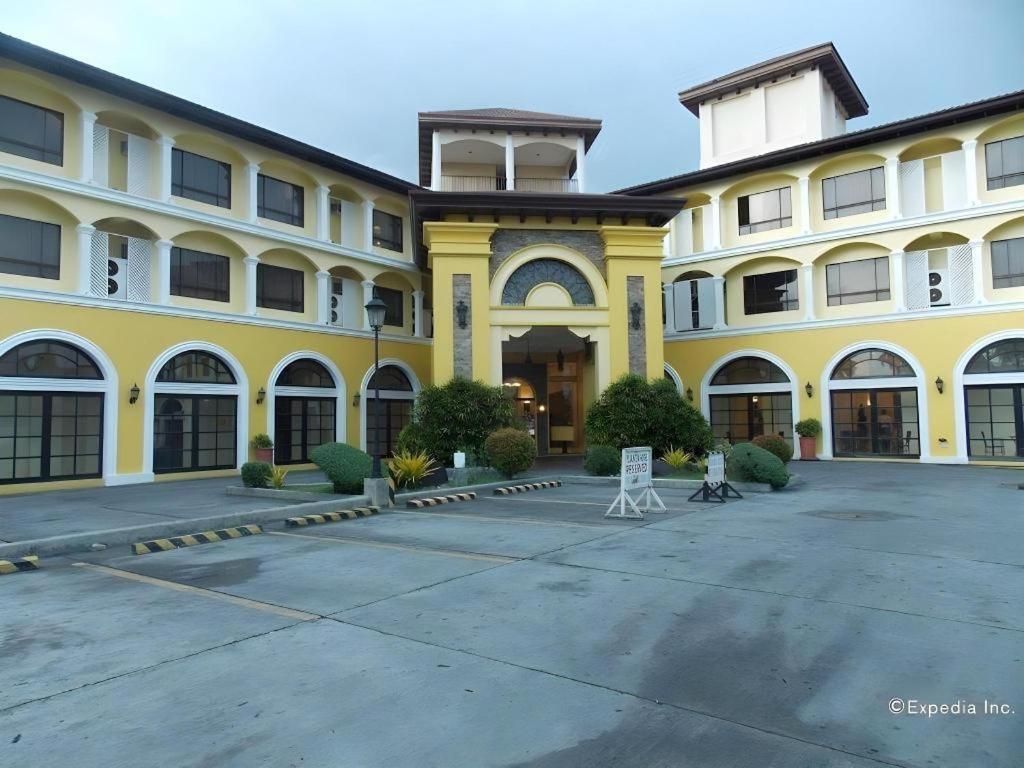 Planta Centro Bacolod Hotel & Residences Екстер'єр фото