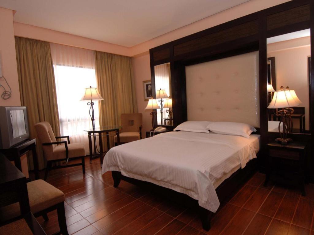 Planta Centro Bacolod Hotel & Residences Екстер'єр фото