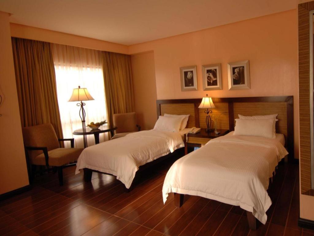 Planta Centro Bacolod Hotel & Residences Екстер'єр фото