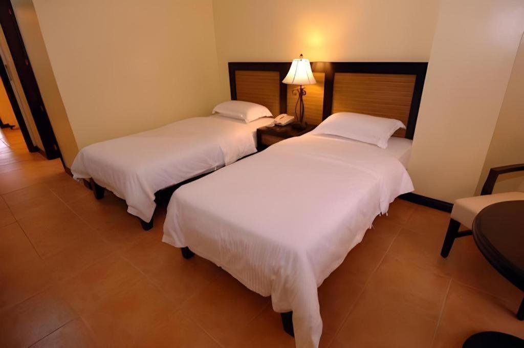 Planta Centro Bacolod Hotel & Residences Екстер'єр фото
