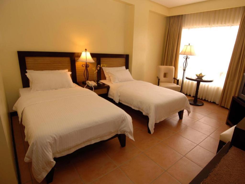 Planta Centro Bacolod Hotel & Residences Екстер'єр фото