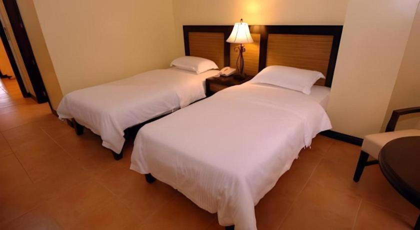 Planta Centro Bacolod Hotel & Residences Екстер'єр фото