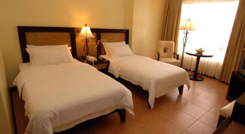 Planta Centro Bacolod Hotel & Residences Екстер'єр фото