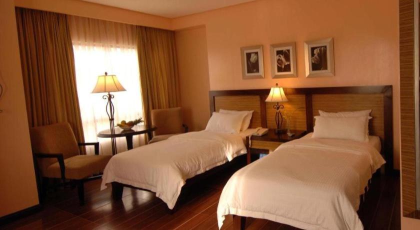 Planta Centro Bacolod Hotel & Residences Екстер'єр фото