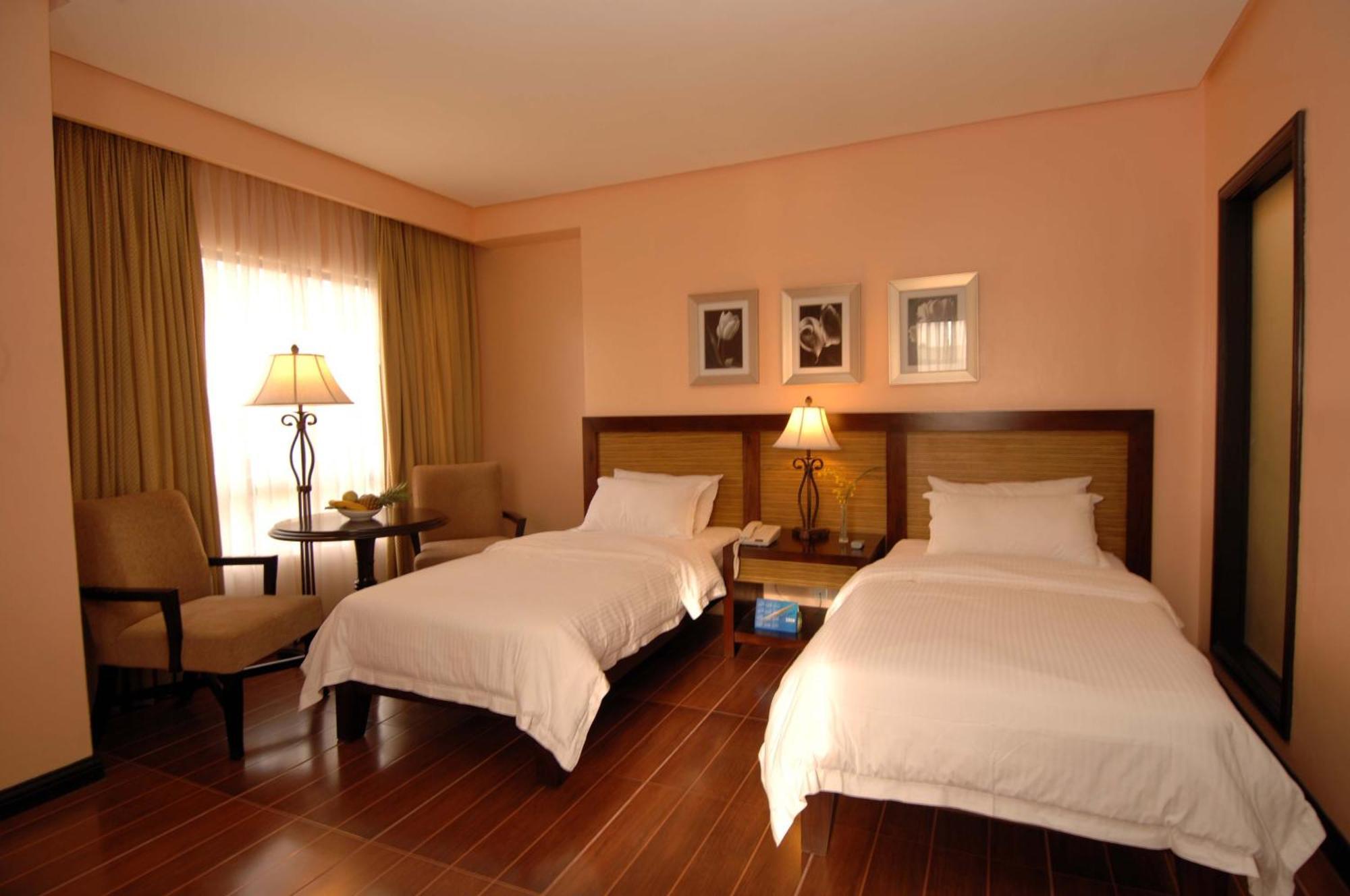 Planta Centro Bacolod Hotel & Residences Екстер'єр фото